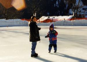 Laura und Kelvin auf der Eisbahn