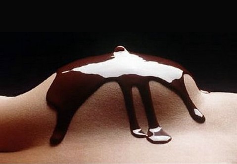 Anna's borst overgoten met hete chocolade