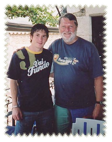 Messi mit Penya-Mitglied Sch�mpu im Jahr 2005 in Tossa