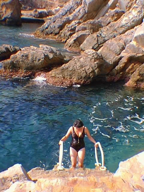 lynne-in-med.jpg (62251 bytes)