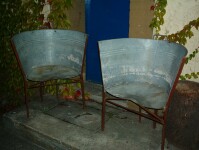 2 St�hle aus einer halbierten W�schezaine