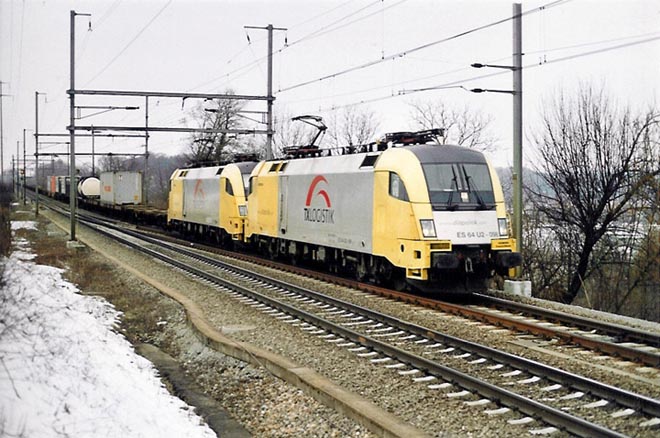 ES 64 U2-098 + 2. ES 64 von TX Logistik bei Mumpf am 14.03.2004