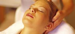 Feinstoffliche Behandlung des Menschen Griff Polarity Massage im Nacken