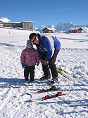 Nina und Götti beim Skifahren