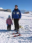 Nina und Götti beim Skifahren