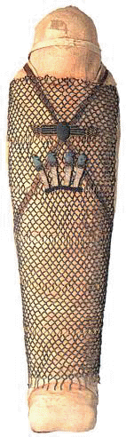 Mumie mit Netz aus Fayenceperlen, Herzskarabus und den 4 Horusshnen, Gemahlin eines Priesters, um 700 v. Chr.