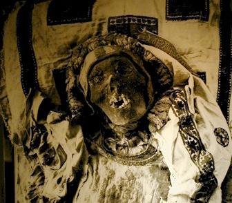 Koptische Mumie, 4. Jahrhundert n. Chr.: Hier wird der Verfall der Mumifizierungstechnik ersichtlich, das Gesicht der Mumie ist beschdigt und nicht besonders gut erhalten.