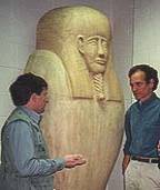 Links Ron Wade, rechts der gyptologe Bob Brier, mit ihrer Mumie Mumab I