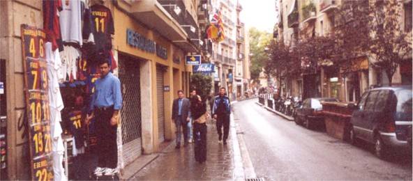 Nebengasse bei den Ramblas mit Souvenirladen (come in, give you a special price...)