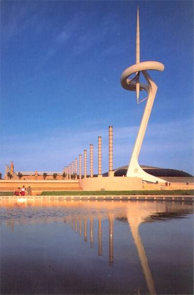 TV-Turm auf dem Montjuc mit der Basketballhalle im Hintergrund (Olympiade 1992)