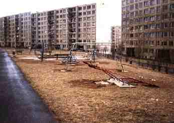Spielplatz in einer Wohnsiedlung in Most