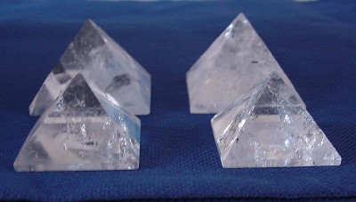 Pyramides en cristal de roche ou divers quartz