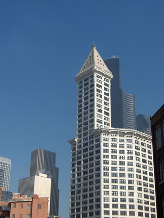 53 - Smith Tower + Bank of America Tower im Hintergrund