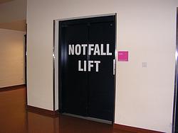 Notfall-Lift means emergency elevator