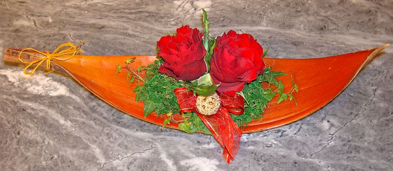 Kokosblattbot mit Rosen