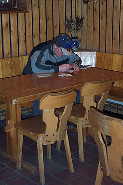 Adrian schreibt Karten