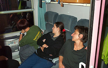 Claire und Nina im Zug