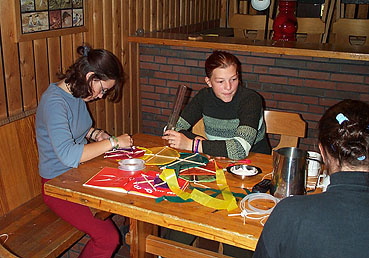 Samantha und Nicole beim Drachenbau