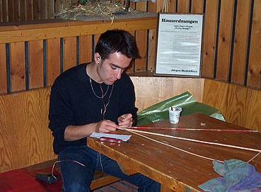 Uemit beim Drachenbau