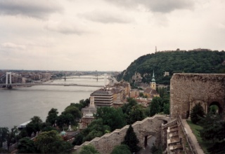 Budapest, Gellrt-hegy mit Freiheitsstatue und Erzsbet hd (Elisabethenbrcke)