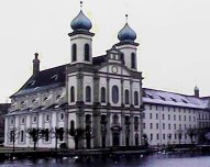 Luzern, Schweiz: Jesuitenkirche 
     (erster grosser Barock - Sakralbau der Schweiz,  1666) 
     und Ritterscher Palast 
     (Foto: ©2001 M. Jud)