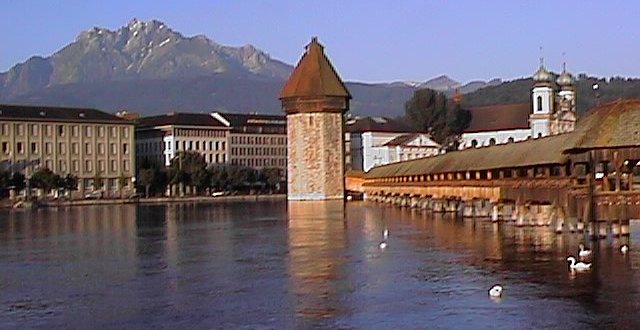 Luzern: Pilatus, Wassertum, Kapellbrücke
        (Foto: © 2001 Markus Jud)