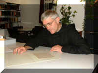 P. Lukas studiert eine Handschrift