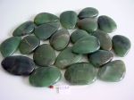 Jade nphrite, pierre plate taille M-L. Contient souvent des fissures naturelles dans la pierre.
