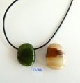 DUO collier avec 2 pierres troues ( jade nphrite et onyx vert-brun ) et un cordon en cuir noir  nouer. Lot unique
