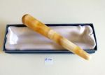 Bâton en aragonite, long 9 à 10 cm. Avec boîte en satin. Bâton en aragonite, long 9 à 10 cm. Avec boîte en satin.