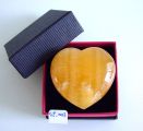Coeur en calcite orange, env. 4 cm, dans sa bote cadeau offerte.
