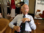 Auch mit 96 Jahren geniesst man noch gerne ein k�hles Bier und eine gute Cigars...