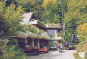 autos vor haus.jpg (93050 Byte)