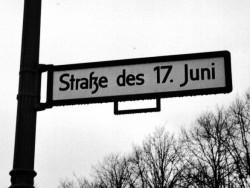Die in "Strasse des 17. Juni" umbenannte ehemalige Charlottenburger Chaussee